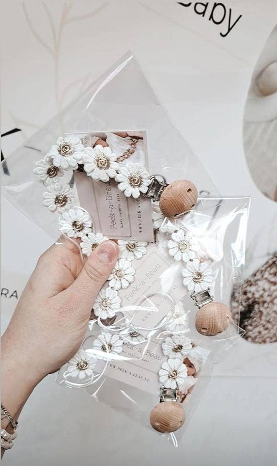 Gold daisy clip